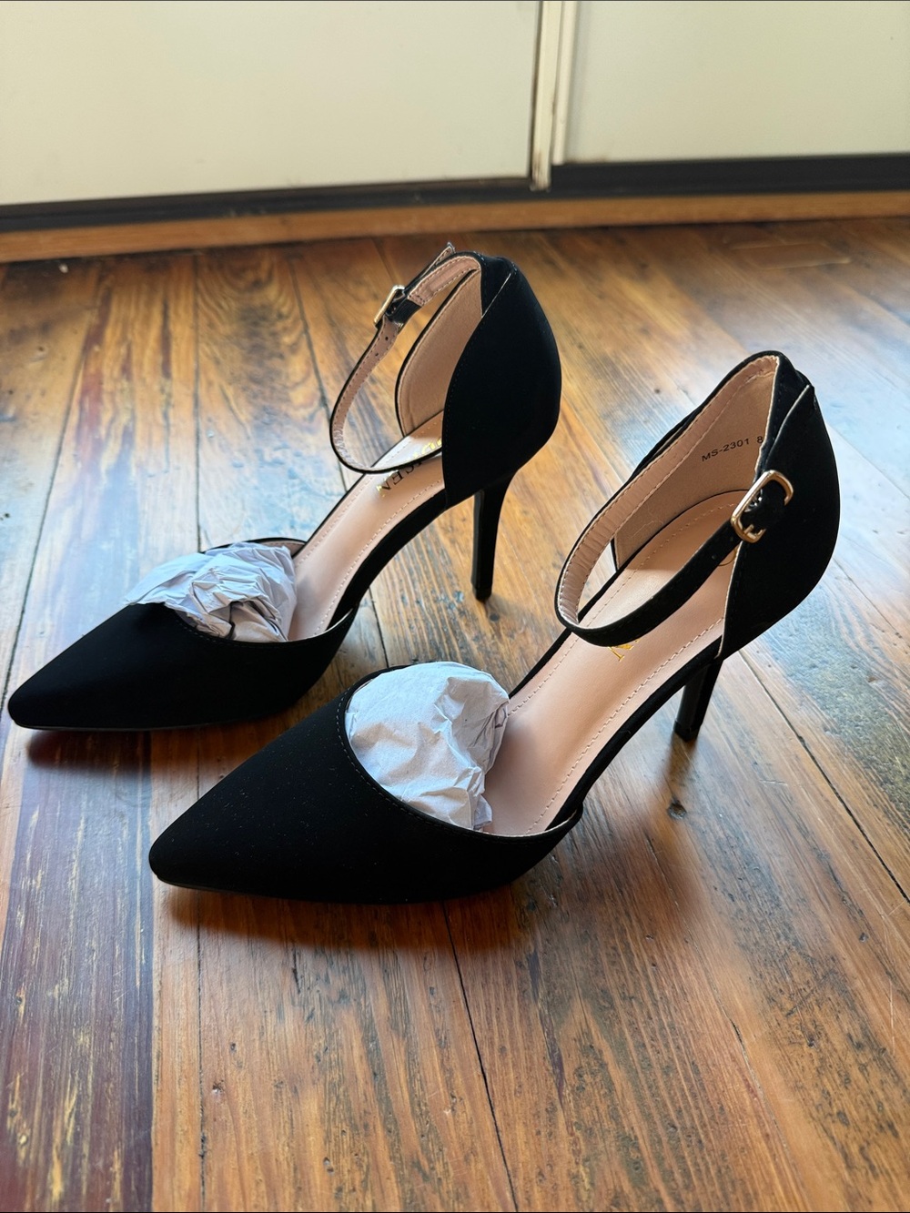 Women's Black Ankle-Strap Pointed-Toe Pumps